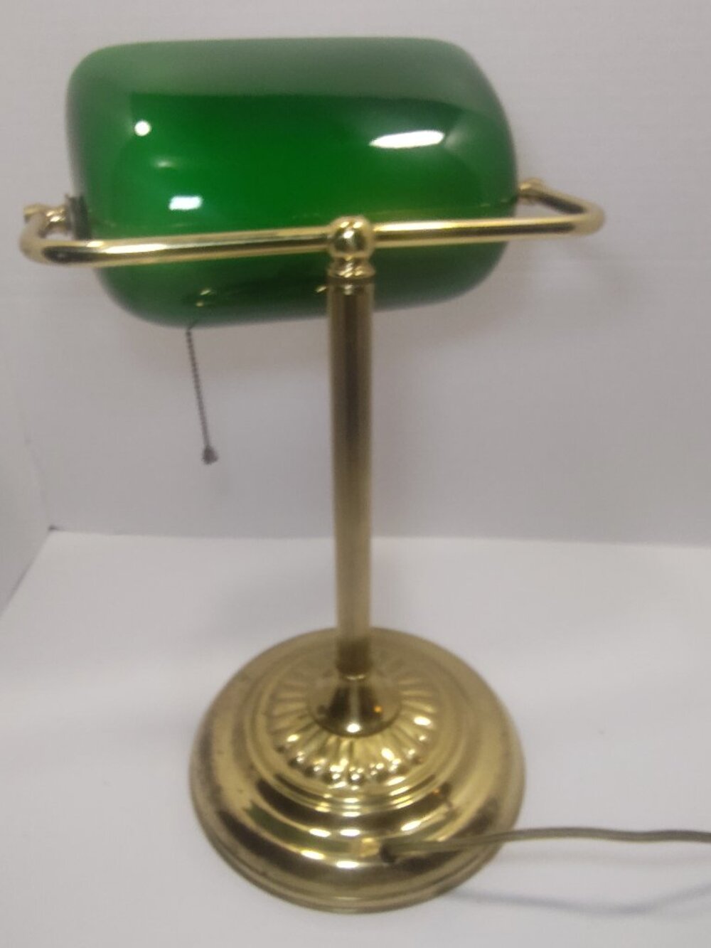 Green Glass Banker Desk Lamp Brass Tone Pull Chain Table Lamp Tested Working - Picture 7 of 12